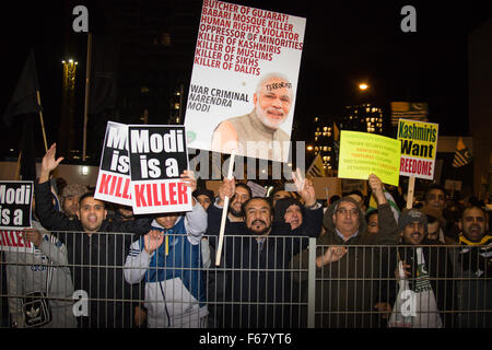 Wembley, London, UK. 13. November 2015. Inmitten hoher Sicherheitsmaßnahmen, Hunderte von Kashmiri Demonstranten außerhalb Wembley-Stadion nach einer Adresse zu mehr als 60.000 indische Auswanderer von Premierminister Narendra Modi bei einem "UK begrüßt Modi" Empfang. Modi, ein Hindu und seine Partei BJP werden eine Vielzahl von Menschenrechtsverletzungen gegen religiöse und ethnische Minderheiten in Indien vorgeworfen. Bild: Kashmiri Demonstranten Entlüftung ihre Wut als Modi Anhänger das Stadion verlassen. Bildnachweis: Paul Davey/Alamy Live-Nachrichten Stockfoto