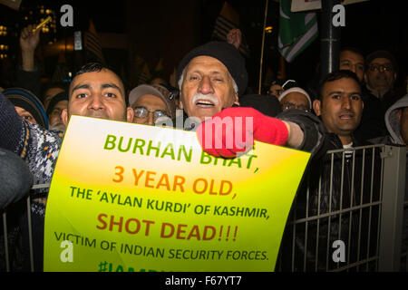 Wembley, London, UK. 13. November 2015. Inmitten hoher Sicherheitsmaßnahmen, Hunderte von Kashmiri Demonstranten außerhalb Wembley-Stadion nach einer Adresse zu mehr als 60.000 indische Auswanderer von Premierminister Narendra Modi bei einem "UK begrüßt Modi" Empfang. Modi, ein Hindu und seine Partei BJP werden eine Vielzahl von Menschenrechtsverletzungen gegen religiöse und ethnische Minderheiten in Indien vorgeworfen. Bild: Kashmiri Demonstranten Entlüftung ihre Wut als Modi Anhänger das Stadion verlassen. Bildnachweis: Paul Davey/Alamy Live-Nachrichten Stockfoto