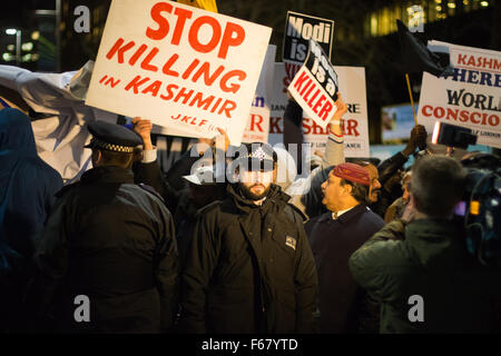 Wembley, London, UK. 13. November 2015. Inmitten hoher Sicherheitsmaßnahmen, Hunderte von Kashmiri Demonstranten außerhalb Wembley-Stadion nach einer Adresse zu mehr als 60.000 indische Auswanderer von Premierminister Narendra Modi bei einem "UK begrüßt Modi" Empfang. Modi, ein Hindu und seine Partei BJP werden eine Vielzahl von Menschenrechtsverletzungen gegen religiöse und ethnische Minderheiten in Indien vorgeworfen. Bild: Kashmiri Demonstranten Entlüftung ihre Wut als Modi Anhänger das Stadion verlassen. Bildnachweis: Paul Davey/Alamy Live-Nachrichten Stockfoto