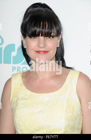 13. November 2015 - wurde NCIS Sterne PAULEY PERRETTE, der Laborant Abby Sciuto in der erfolgreichen US-Drama spielt, außerhalb ihrer Heimat Hollywood am Donnerstagabend angegriffen. Die Schauspielerin, die in das Gesicht mehrmals getroffen wurde, sagte soziale Medien, sie dachte, sie würde sterben. In einem längeren Beitrag beschrieb den Mann als "Psychotiker", fügte hinzu: "Ich bin erschüttert und traumatisiert. Ich bin fast gestorben heute Abend ". Die Polizei sagte, dass ein Mann für schwere Batterie später verhaftet wurde. Im Bild: 30. Juni 2015 - Los Angeles, Kalifornien, USA - Pauley Perrette Teilnahme an der 6. Jahrestagung Durst Gala statt im Beverly Hilton Hotel in werden Stockfoto