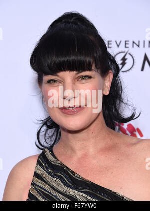 13. November 2015 - wurde NCIS Sterne PAULEY PERRETTE, der Laborant Abby Sciuto in der erfolgreichen US-Drama spielt, außerhalb ihrer Heimat Hollywood am Donnerstagabend angegriffen. Die Schauspielerin, die in das Gesicht mehrmals getroffen wurde, sagte soziale Medien, sie dachte, sie würde sterben. In einem längeren Beitrag beschrieb den Mann als "Psychotiker", fügte hinzu: "Ich bin erschüttert und traumatisiert. Ich bin fast gestorben heute Abend ". Die Polizei sagte, dass ein Mann für schwere Batterie später verhaftet wurde. Im Bild: 16. Mai 2015 kommt - Hollywood, Kalifornien, USA - Pauley Perrette für ein Abend mit Frauen im Palladium. (Kredit-Bild: © Lisa Stockfoto