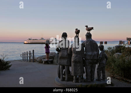 WASHINGTON - Skulptur an der Uferpromenade von Edmonds zeigt eine Familie beobachten die Fähre Überschrift über dem Puget Sound nach Kingston. Stockfoto