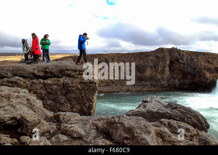 Touristen am Wasserfall Goðafoss Nordisland Stockfoto