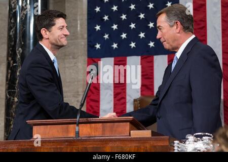 US-amerikanischer Jurist und Paul Ryan schüttelt die Hand mit Speaker John Boehner nach seinem Aufstieg auf die Rolle während einer Zeremonie 29. Oktober 2015 in Washington, DC in den Ruhestand. Stockfoto