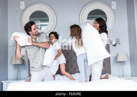 Glückliche Familie Kissen kämpfen Stockfoto