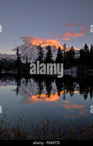 WASHINGTON - Mount Shuksan Sonnenuntergang widerspiegeln in Highwood See im Erholungsgebiet Heather Wiesen von den North-Cascades. Stockfoto