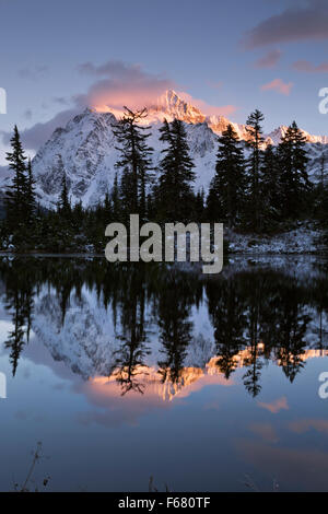 WASHINGTON - Mount Shuksan Sonnenuntergang widerspiegeln in Highwood See im Erholungsgebiet Heather Wiesen in den North-Cascades. Stockfoto