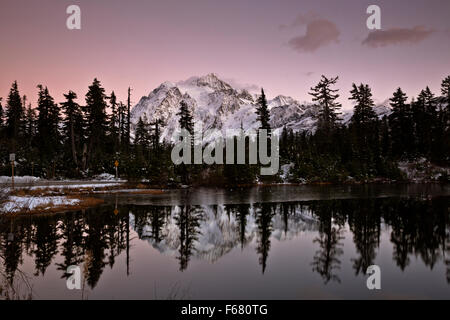 WASHINGTON - Mount Shuksan nach Sonnenuntergang widerspiegelt in Highwood See im Erholungsgebiet Heather Wiesen in den North-Cascades Stockfoto