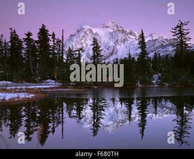 WA12002-00... WASHINGTON - Mount Shuksan nach Sonnenuntergang widerspiegelt in Highwood See im Erholungsgebiet Heather Wiesen im M Stockfoto