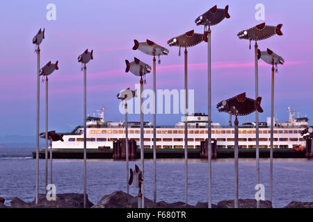 WASHINGTON - Fisch-Skulptur auf der Edmonds Angelsteg am Puget Sound bei Sonnenuntergang. Edmonds-Kingston Fähre in der Ferne. Stockfoto