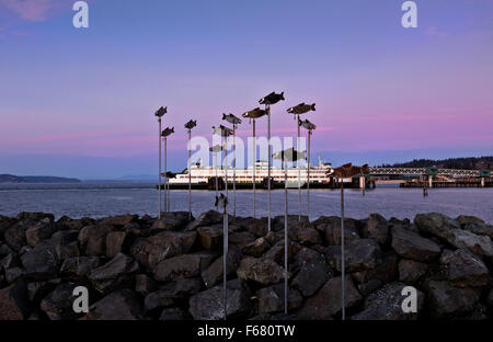 WASHINGTON - Fisch-Skulptur auf der Edmonds Angelsteg am Puget Sound bei Sonnenuntergang. Der Edmonds-Kingston Fähre im Hintergrund. Stockfoto