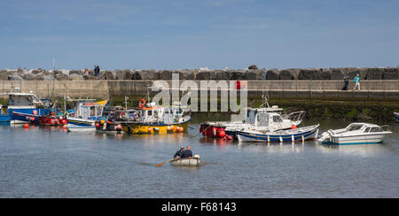 Sonnigen Sommertag mit blauem Himmel, kleine Fischerboote im Tierheim Wellenbrecher und ruhigen, malerischen Meer Hafen, Staithes, North Yorkshire, GB, UK festgemacht. Stockfoto