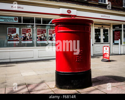 Typ E Doppelzimmer Briefkasten vor Warrington Postamt im Stadtzentrum Stockfoto
