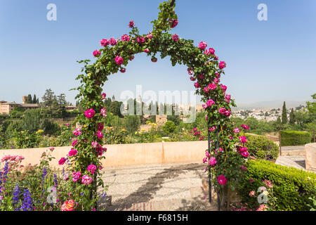 Panoramablick über die Alhambra aus den Gärten des Generalife Palast, Alhambra, Granada, Andalusien, Südspanien Stockfoto