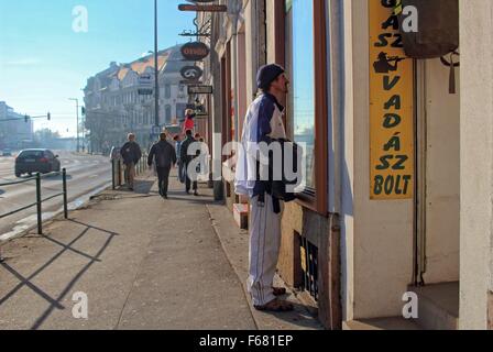 Ungarn, Miskolc 13., November 2015 Menschen genießen sonnige und warme Wetter in den nordöstlichen ungarischen Miskolc. Miskolc ist bekannt für seine Schwerindustrie und ist die zweitgrößte Stadt in Ungarn. Bildnachweis: Michal Fludra/Alamy Live-Nachrichten Stockfoto