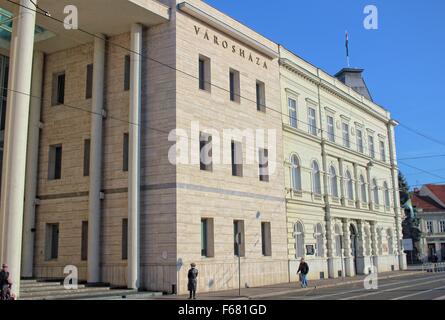 Ungarn, Miskolc 13., November 2015 Menschen genießen sonnige und warme Wetter in den nordöstlichen ungarischen Miskolc. Miskolc ist bekannt für seine Schwerindustrie und ist die zweitgrößte Stadt in Ungarn. Bildnachweis: Michal Fludra/Alamy Live-Nachrichten Stockfoto