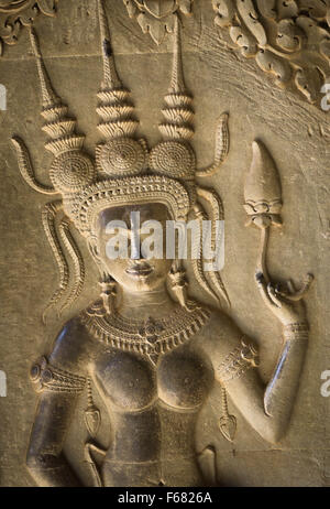 Angkor Wat, Kambodscha: Stein Bas Relief Schnitzerei von einem gesagt (Gottheit). Stockfoto