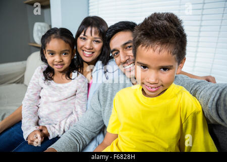 Schneiden Sie aus der Familie, die eine selfie Stockfoto