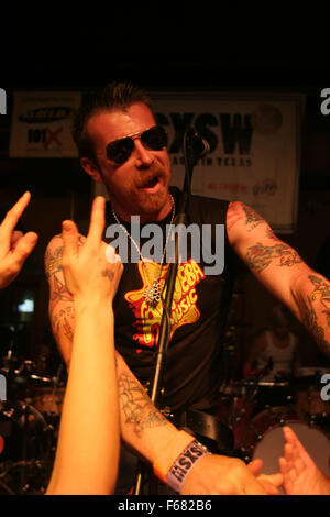 16. März 2006; Austin, TX, USA; Eagles of Death Metal mit Josh Homme am Schlagzeug beim SXSW 2006 South By Southwest in Austin Texas auf Donnerstag, 16. März 2006 am zweiten Tag des Festivals. Obligatorische Credit: Foto von Aviv klein/ZUMA Press. (©) Copyright 2006 von Aviv klein Stockfoto