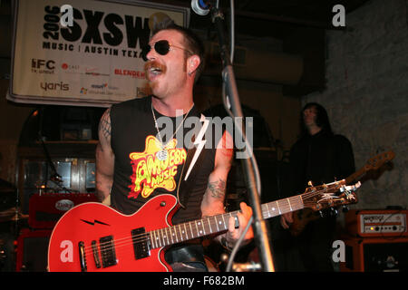 16. März 2006; Austin, TX, USA; Eagles of Death Metal mit Josh Homme am Schlagzeug beim SXSW 2006 South By Southwest in Austin Texas auf Donnerstag, 16. März 2006 am zweiten Tag des Festivals. Obligatorische Credit: Foto von Aviv klein/ZUMA Press. (©) Copyright 2006 von Aviv klein Stockfoto