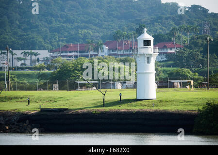 Panamakanal, Panama - Inside the Miraflores Schleusen am südlichen Ende des Panama-Kanals. Im Jahr 1914 eröffnet, ist der Panamakanal eine entscheidende Schifffahrtsweg zwischen der Atlantischen und Pazifischen Ozean, das bedeutet, dass Schiffe nicht haben, um den Boden in Südamerika oder über der Oberseite von Kanada zu gehen. Der Kanal wurde ursprünglich gebaut und im Besitz von den Vereinigten Staaten, aber wurde im Jahr 1999 zurück nach Panama übergeben. Stockfoto