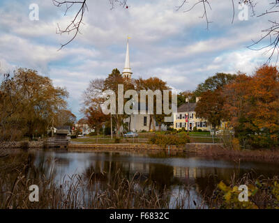 Blick von der kleinen Stadt Sandwich Cape Cod Massachusetts umrahmt von Rohrkolben über Shawme Teich mit Kirchturm im Herbst. Stockfoto