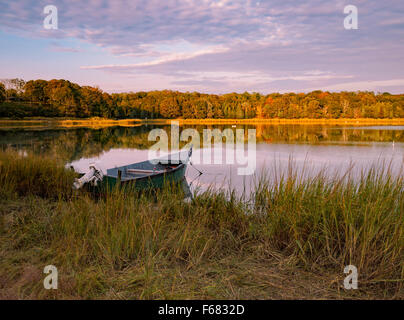 Salt Pond, Eastham MA Cape Cod, Massachusetts, USA Einzelhaft Holzboot vor Anker fallen Farbe Herbst Farben Reflexionen im Wasser friedliche Szene Stockfoto