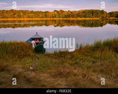 Salt Pond, Eastham, Cape Cod, Massachusetts, USA mit einem einsamen Boot vor Anker im Wasser. Stockfoto