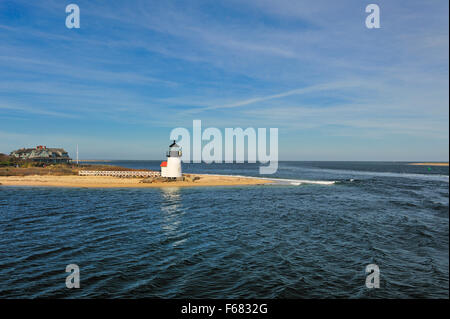 Brant Point Lighthouse steht am Eingang zum Hafen von Nantucket berühmten Leuchtturm Cape Cod begrüßen die Besucher mit der Fähre anreisen Stockfoto