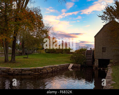 Historische Dexter Grist Mill, Sandwich MA Cape Cod Massachusetts USA Holzwasserrad, Milllrace Herbst Blue Hour nachhaltige Arbeitsmühlen Cornmeal Stockfoto