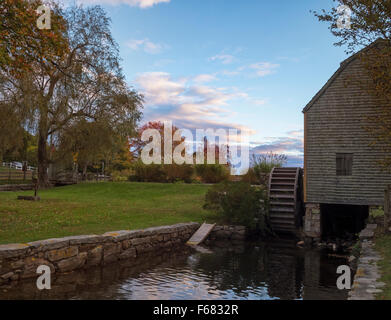 Historischen Dexter Grist Mill, Sandwich, Cape Cod Massachusetts USA undershot hölzerne Wasserrad mit Mühlgraben Fallfarbe. Stockfoto