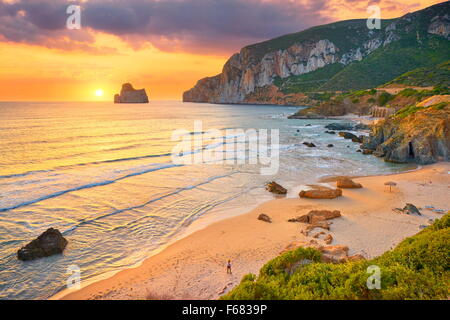 Pan di Zucchero bei Sonnenuntergang, Masua Village Beach, Insel Sardinien, Italien Stockfoto