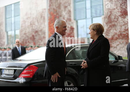 Berlin, Deutschland. 13. November 2015. Bundeskanzlerin Angela Merkel und australische Premierminister Malcolm Turnbull an der Rezeption mit militärischen Ehren auf dem Hof in der Kanzlei. © Simone Kuhlmey/Pacific Press/Alamy Live-Nachrichten Stockfoto