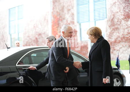 Berlin, Deutschland. 13. November 2015. Bundeskanzlerin Angela Merkel und australische Premierminister Malcolm Turnbull an der Rezeption mit militärischen Ehren auf dem Hof in der Kanzlei. © Simone Kuhlmey/Pacific Press/Alamy Live-Nachrichten Stockfoto