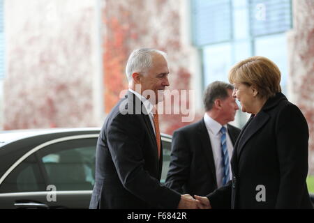 Berlin, Deutschland. 13. November 2015. Bundeskanzlerin Angela Merkel und australische Premierminister Malcolm Turnbull an der Rezeption mit militärischen Ehren auf dem Hof in der Kanzlei. © Simone Kuhlmey/Pacific Press/Alamy Live-Nachrichten Stockfoto