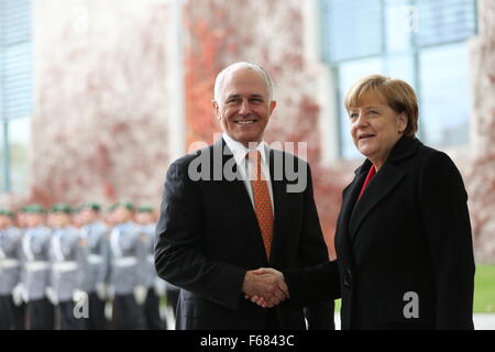 Berlin, Deutschland. 13. November 2015. Bundeskanzlerin Angela Merkel und australische Premierminister Malcolm Turnbull an der Rezeption mit militärischen Ehren auf dem Hof in der Kanzlei. © Simone Kuhlmey/Pacific Press/Alamy Live-Nachrichten Stockfoto