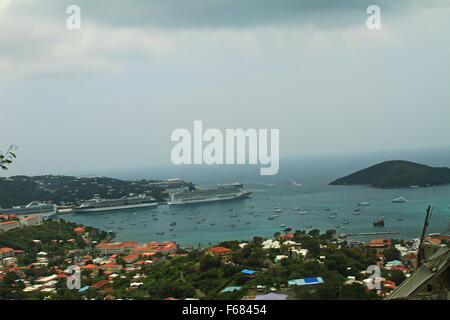 Charlotte Amalie Anlaufhafen, Blick auf die Stadt und den Hafen, St Thomas Insel in der Karibik US Virgin Islands Stockfoto