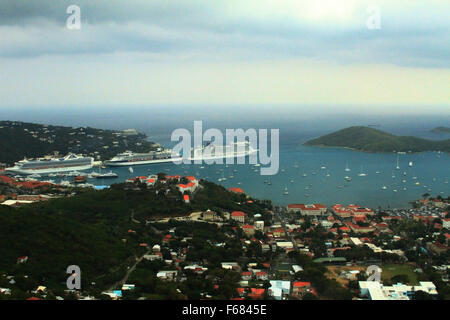 Kreuzfahrt-Schiffe in Port Charlotte Amalie, St. Thomas, Amerikanische Jungferninseln Stockfoto