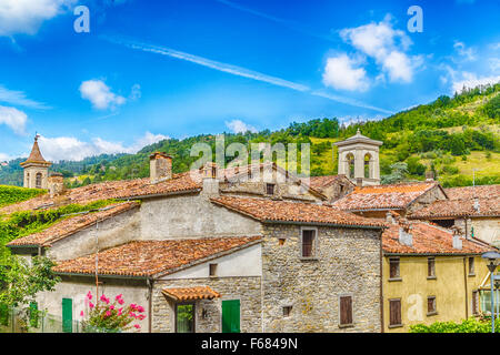 die roten Dächer von einem typischen kleinen Hügel-Dorf in der Landschaft der Romagna in Norditalien bringen Ruhe und einen anderen Lebensstil Stockfoto