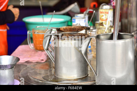 Thai Kaffee und Tee Kocher auf der Straße Stockfoto