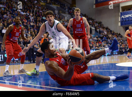 Moskau, Russland. 13. November 2015. Kyle Hines (vorne) von CSKA geht der Ball während der Euroleague Basketball-Match zwischen Russlands ZSKA Moskau und Spaniens Unicaja Malaga in Moskau, 13. November 2015. Unicaja gewinnt 86-78 © Pavel Bednyakov/Xinhua/Alamy Live News Stockfoto