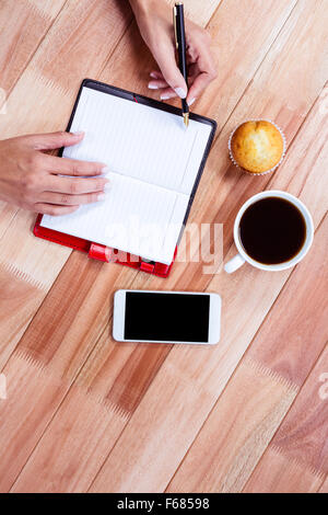 Aufwand für weibliche Hände auf Tagesordnung schriftlich Stockfoto