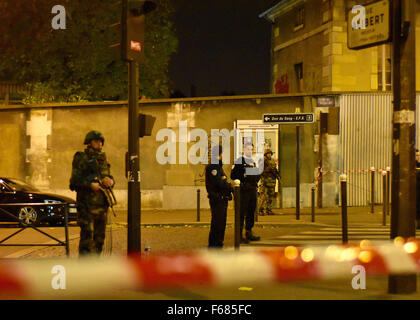 Paris, Frankreich. 13. November 2015. Polizisten patrouillieren in der Nähe von einem angegriffenen Restaurant in Paris, Frankreich, 13. November 2015. Angeblich wurden mehr als 100 Menschen getötet und viele mehr verwundet in einer Reihe von scheinbar koordinierte Angriffe über Paris am Freitag. Bildnachweis: Li Genxing/Xinhua/Alamy Live-Nachrichten Stockfoto