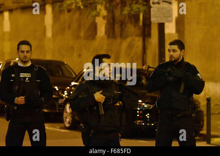 Paris, Frankreich. 13. November 2015. Polizisten patrouillieren in der Nähe von einem angegriffenen Restaurant in Paris, Frankreich, 13. November 2015. Angeblich wurden mehr als 100 Menschen getötet und viele mehr verwundet in einer Reihe von scheinbar koordinierte Angriffe über Paris am Freitag. Bildnachweis: Li Genxing/Xinhua/Alamy Live-Nachrichten Stockfoto