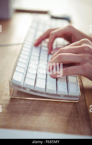 Bild der Frau, die Eingabe über Tastatur beschnitten Stockfoto