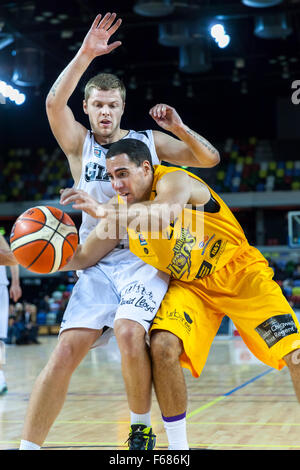 London, UK.13th November 2015. London Lions Kai Williams (23) reicht für den Ball, während Manchesters Reiss Haggith (7) während der London Lions vs. Manchester Giants BBL-Spiel in der Kupfer-Box-Arena im Olympiapark zu verteidigen versucht. London-Löwen gewinnen 85-60 Credit: Imageplotter/Alamy Live News Stockfoto