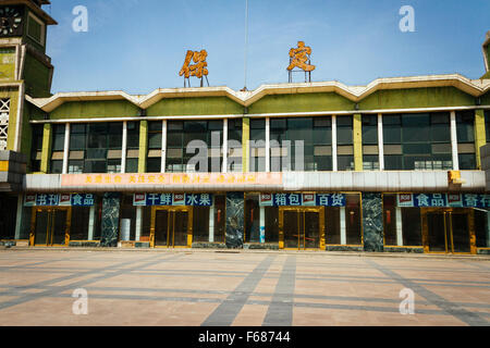 Baoding, Provinz Hebei, China. Die Ansicht von Shijiazhuang Bahnhof tagsüber. Stockfoto