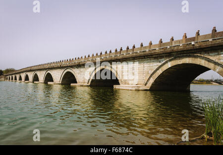 Peking - die Veiw provozierte Brücke, eine alte Steinbrücke in China, auch genannt die Marco-Polo-Brücke. Stockfoto