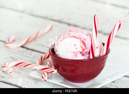 Pfefferminz-Eis und Zuckerstangen in eine rote Schale Stockfoto