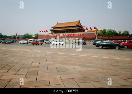 Peking - der Blick auf Tiananmen Turm und Chang'an Straße tagsüber Stockfoto